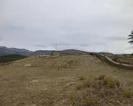 P1180060 ...surmontée d'un château détruit par l'armée de Louis XI.