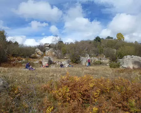 P1180071 Pause déjeuner dans le chaos de Tagarsonne composé de blocs de granit