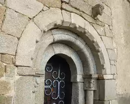 P1180095 ...au portail (XIIIè s.) surmonté d'une pierre en saille, dite corbeau, en forme de visage