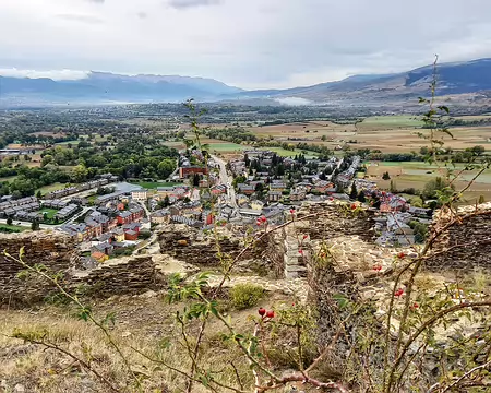 20231022_093238-01 Château ruiné de LLivia. Au loin au centre Puigcerda et la chaîne espagnole du Cadi.