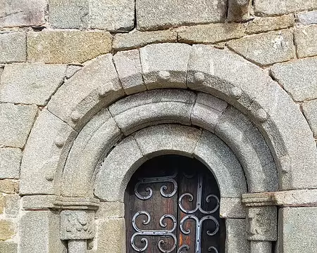 20231023_113050-01 Porche et porte d'origine romane à Via.