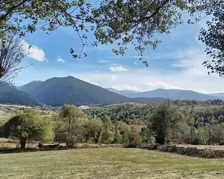 20231023_151807-01 La Cerdagne côté ombrée (versant nord) est plus verte et boisée. Vallée d'Eyne à gauche.