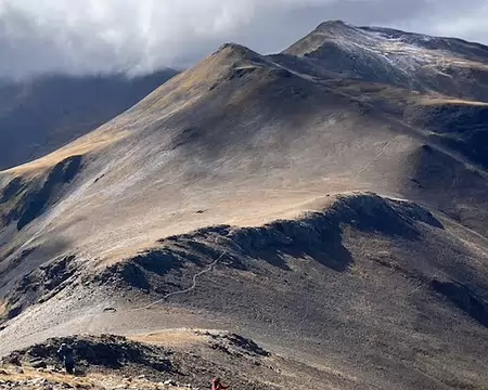 20231024_141558b Pic d'Eyne, vue vers l'ouest : Pic de Nuria 2790m et Pic de Finestrelles 2827m, saupoudré. Photo Marie-Hélène C.