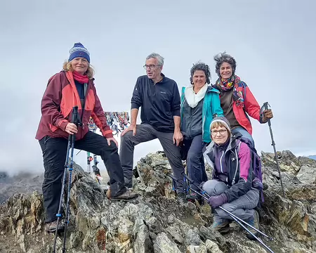 20231025_132921-01 Le club des 5 a vaincu. Sommet du Carlit 2921m. Photo Aimable Inconnu.