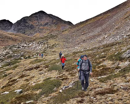 20231025_150257-01 Redescente hors sentier entre la Solana Carnicera et le Tossal Colomer. Derrière nous le flanc sud-est du Carlit.