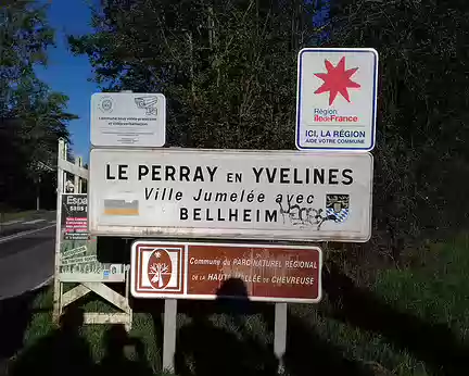 001 Départ du Perray-en-Yvelines, dans le parc régional de la vallée de Chevreuse, pour une boucle de 15 km via le bois des Vindrins, l’étang de la Tour, et la...