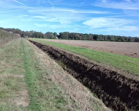 012 Rigole sur le plateau, près de la Ferme Blanche. Cette longue rigole rectiligne fait partie d’un vaste réseau hydraulique (140 km de rigoles au total) creusé au...