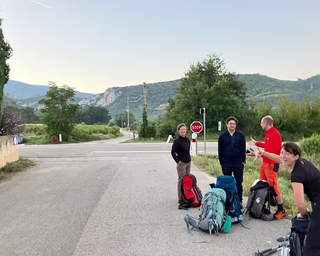 IMG_1493 Déposés par le car en plein carrefour provençal.