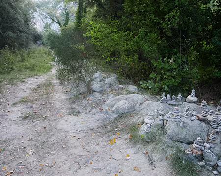 P1170069 Cairns de galets sous la chapelle de Notre-Dame des Anges.