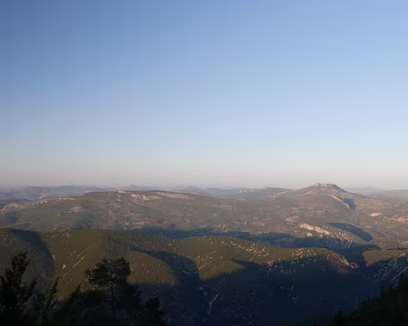 P1170104 Vue sur les Baronnies au soleil couchant. On peut distinguer le Dévoluy sur l'horizon.