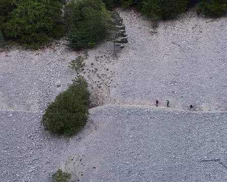 P1170108 Marika, Caroline et Ariane traversent la combe du Grand Vallat du Rieu Froid.