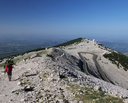 P1170136 En route pour la descente par l'arête Ouest du Mont-Ventoux en pasant par la Chapelle Sainte-Croix et le Radôme.