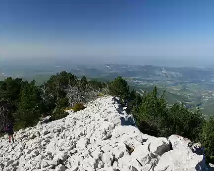 P1170144 Dans les Rochers de Cachillan avec la vue sur les Dentelles de Montmirail et la vallée du Rhône.