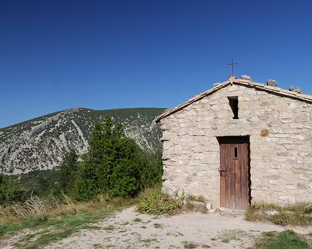 P1170148 Chapelle St-Sidoine avec la Combe de Trempe en arrière plan.