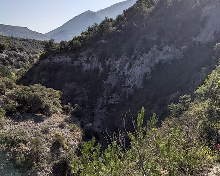 PXL_20231007_085827771 Après reREvérification, on quitte la trace théorique par un sentier pointé de jaune qui va descendre au Toulourenc.