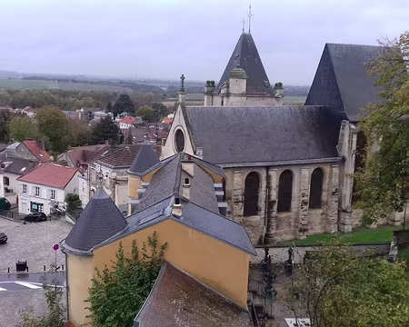 007 L’église Saint-Acceul (XVIème siècle), classée monument historique, et la place du village