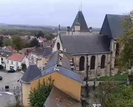 007 L’église Saint-Acceul (XVIème siècle), classée monument historique, et la place du village