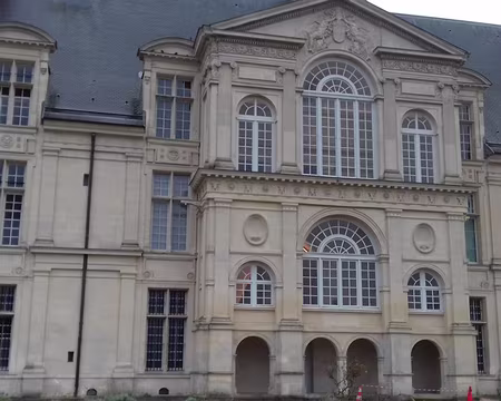 009 La façade principale du château d’Ecouen donne sur la plaine de France