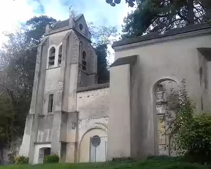 033 L’ancienne église de Piscop (XVIème siècle) avec son clocher en bâtière, est en partie ruinée (le toit de la nef s’est effondré en 1955)