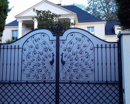 047 Villa de style colonial (Montmorency) au spectaculaire portail orné de paons