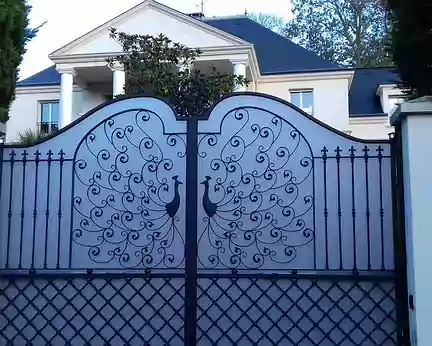047 Villa de style colonial (Montmorency) au spectaculaire portail orné de paons