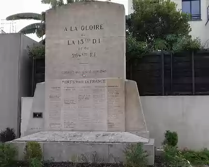 009 Le monument aux cent douze morts de la bataille du passage de l’Oise (11-12-13 juin 1940), inauguré en 1947 au bord de l’Oise