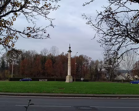 021 Le rond-point des Héros de la Résistance sur la RD 922 au nord-est de la ville de L’Isle-Adam