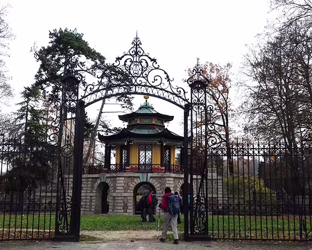 023 Le pavillon chinois et la grille monumentale à l’entrée du parc de Cassan (L’Isle-Adam)