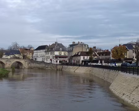 044 Vue sur L’Isle-Adam et le pont de Cabouillet (XVIème siècle) qui relie le centre-ville à l’île de la Cohue