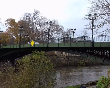 045 Le pont de la Croix (1948) relie l’île de la Cohue à l’île du Prieuré