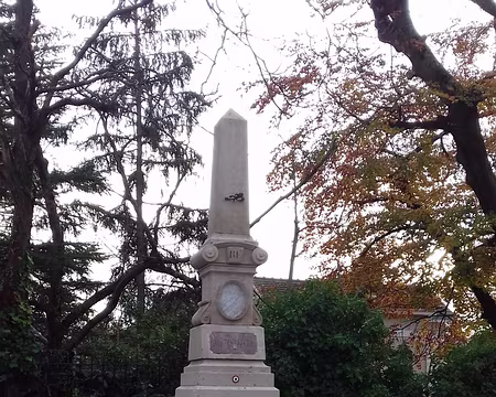 049 Près du château Conti, ce monument commémore la défense du passage de l’Oise en septembre 1870