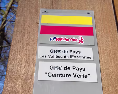025 Le GR de pays de la ceinture verte d’Île de France (balise jaune et rouge) relie, par une boucle de 350 km, les espaces verts autour de Paris (petite couronne)