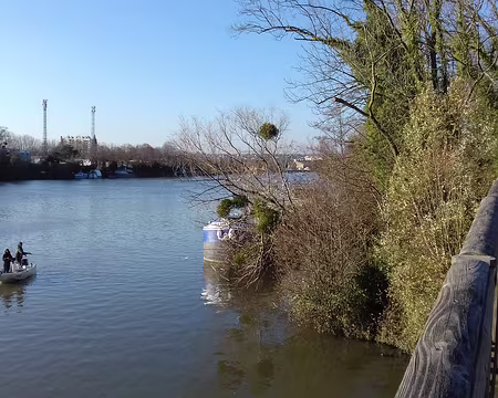 031 Pêcheurs sur la Seine vus de la passerelle sur le chenal de liaison entre l’étang des Mazières (ancienne sablière) et le fleuve
