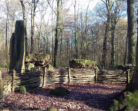 017 Le menhir et les dolmens …