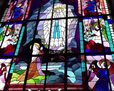 030 L’apparition de la Vierge à Lourdes (vitrail du maître verrier Albert Gsell)