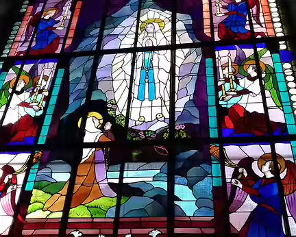 030 L’apparition de la Vierge à Lourdes (vitrail du maître verrier Albert Gsell)