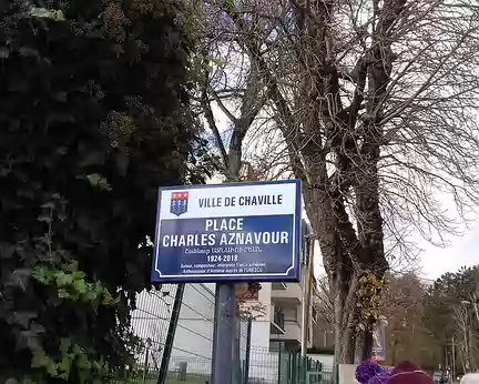 032 Ce monument est situé sur la place Charles Aznavour à Chaville