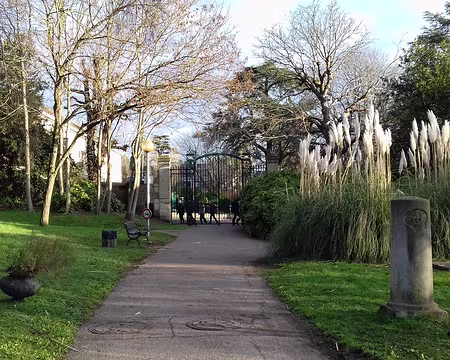 004 Anciennes bornes milliaires royales de la route de Versailles dans le parc des Trois-Grilles