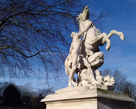 019 La deuxième statue des chevaux de Marly. Les statues originales sont conservées au Louvre dans la cour de Marly
