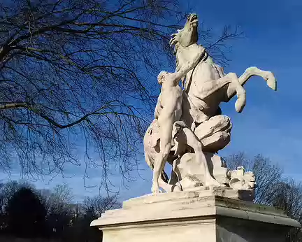 019 La deuxième statue des chevaux de Marly. Les statues originales sont conservées au Louvre dans la cour de Marly