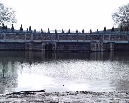 025 L’abreuvoir de Marly vu du village. Les murs sont ornés de rocailles