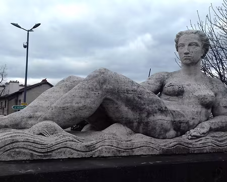 035 Statue monumentale de René Letourneur représentant la Seine à l’entrée du pont Georges Pompidou (Le Pecq)