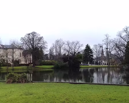 040 Le lac de la Station (1858) est le plus ancien des cinq lacs du parc paysager du Vésinet dessiné par le comte de Choulot. La villa Olivia (architecte...