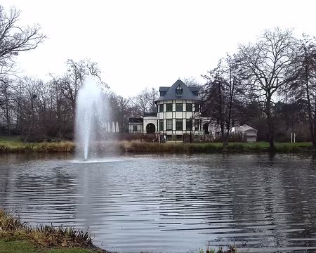 041 Le lac des Ibis est le plus grand des cinq lacs du Vésinet. Sur l’île, le Pavillon des Ibis