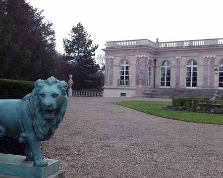 044 L’un des deux lions à l’entrée du Palais rose