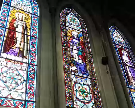 047 Les grandes verrières du XIXème siècle (ateliers Lobin à Tours) dans la nef de l’église Sainte-Marguerite du Vésinet