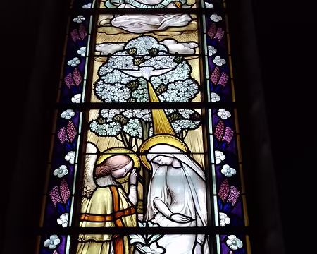 048 Le vitrail de l’Annonciation (Maurice Denis, 1901) dans la chapelle de la Vierge