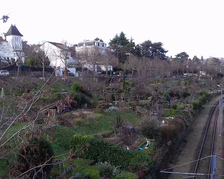 018 Jardins familiaux à Saint-Cloud vus depuis la passerelle qui enjambe les voies du tram T2 …