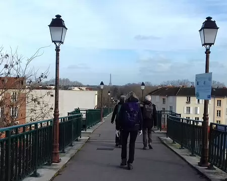 017 La passerelle de l’Avre relie Saint-Cloud à Paris (bois de Boulogne)