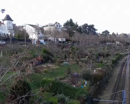 018 Jardins familiaux à Saint-Cloud vus depuis la passerelle qui enjambe les voies du tram T2 …
